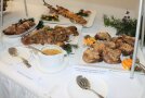 Tisch mit angerichteten Speisen, Soßen und Besteck