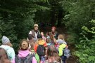 Gruppe von Kindern umzingelt als Robin Hood verkleideten Mann.