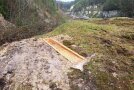 Holztrog in hügeligem Gelände.