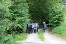 Gruppe vom Lehrern und Kindern am Waldrand