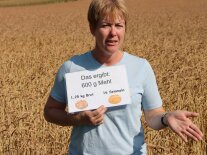 Frau hält Schild in der Hand